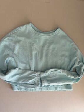 Athleta girl cropped pullover long sleeve sweatshirt with keyhole, size 8/10